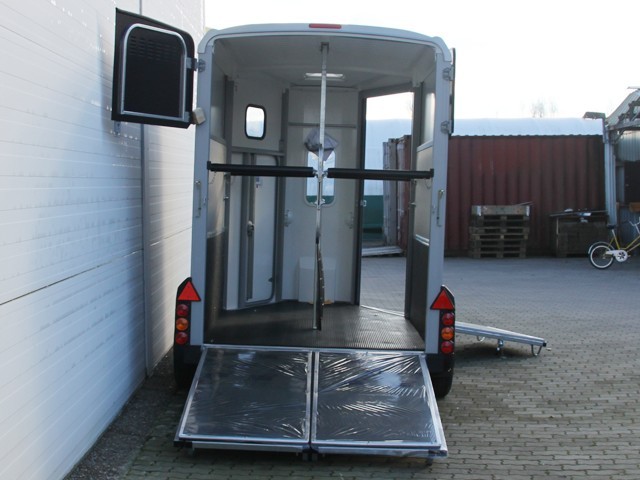 Ifor Williams Remolque para caballos HB506-Salida frontal-Combinación de portones-negro-Nuevo - Imagen 8